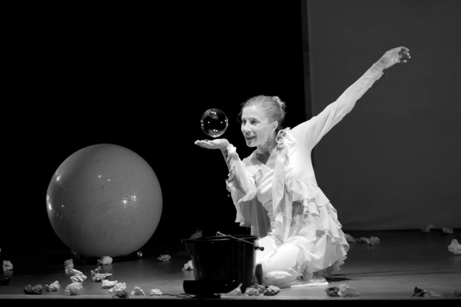 Múcab Dans (España, Cataluña). 'Burbujas de papel' Sábado 4 de julio. Teatro Salamero. NOCTE 2015  Foto de Eduardo Lecina.